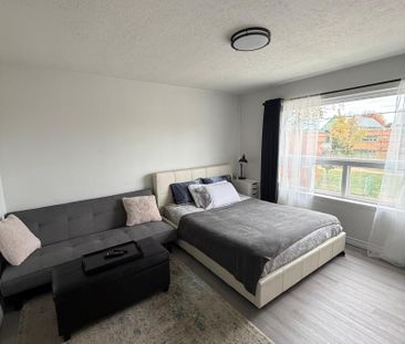 For Lease - 114 Seventh Street, Toronto, Ontario - Photo 2