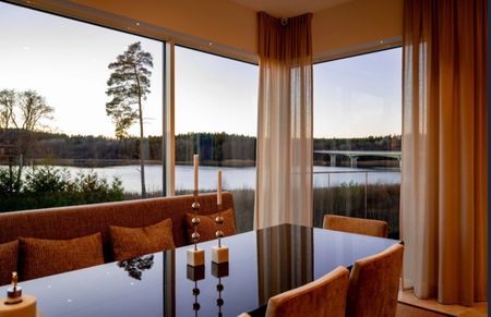 Arkitektritad villa med sjöutsikt i Sigtuna - Photo 5