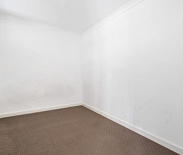 Convenient Low Maintenance 2 Bedroom Apartment in Prime Location! - Photo 2