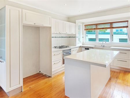 MOUNT EDEN - Stunning Family Home in Mt Eden - Photo 2