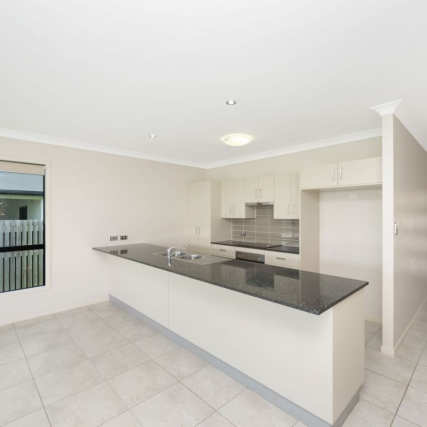 4 Ellenor Street, Mount Low. - Photo 1