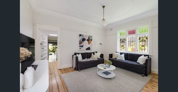 Architecturally enhanced family home with garden retreat - Photo 1