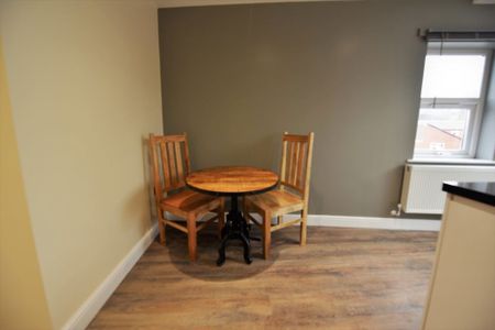 2 bedroom Flat in Woodsley Road, Leeds - Photo 4