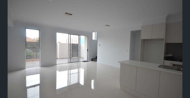 Open the Door to Light and bright family living - Photo 1