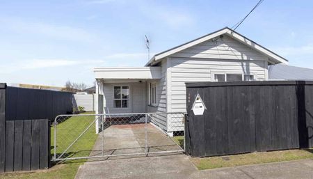 Charming Two-Bedroom Home – Easy-Care Living Close to Town - Photo 2