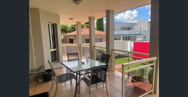 Luxury Living 5 Bedroom home plus study - Photo 1