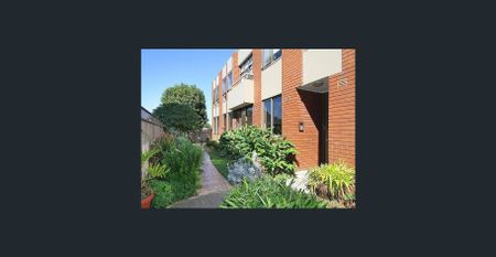 Two bedroom apartment, unit, townhouse & warehouse - Photo 2