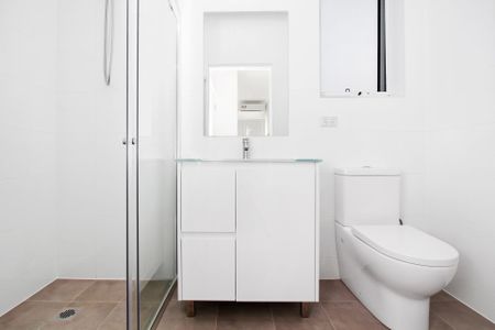 Modern and Private Two Bedroom Granny Flat - Photo 3