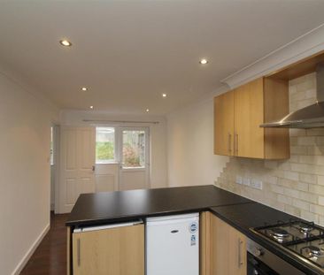 3 bedroom end of terrace house to rent - Photo 2