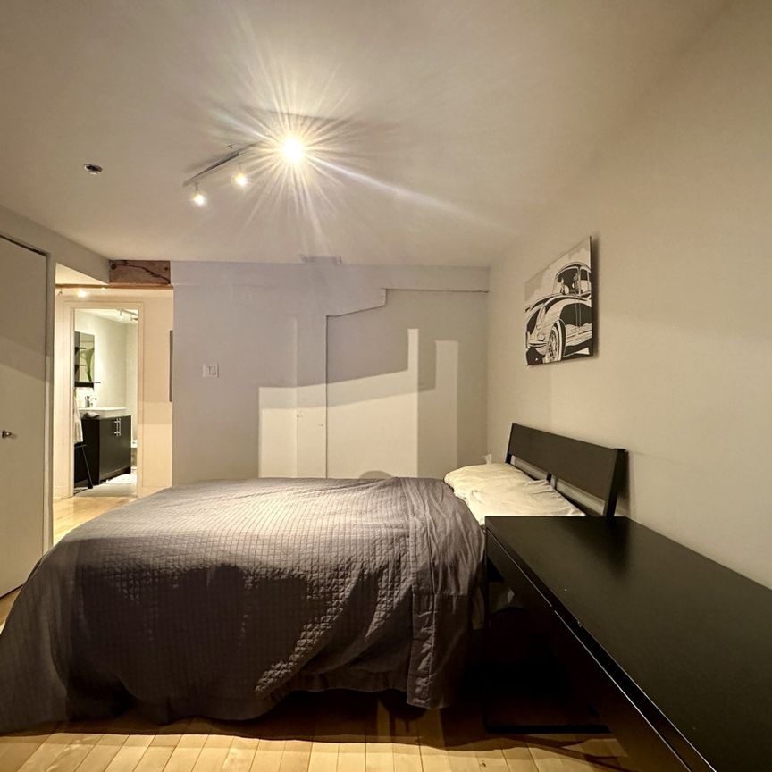 Superbe Condo situé dans le vieux-Montréal, complètement meublé et tout inclus. - Photo 1