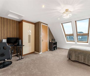 A beautifully renovated five bedroom detached home, offering a true... - Photo 4