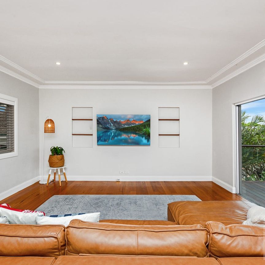 Family friendly home with views to die for! - Photo 1