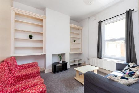 4 bedroom end of terrace house to rent - Photo 2