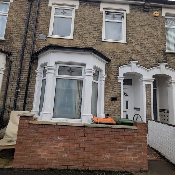 2 Bed Terraced House, Wall End Road, E6 - Photo 2