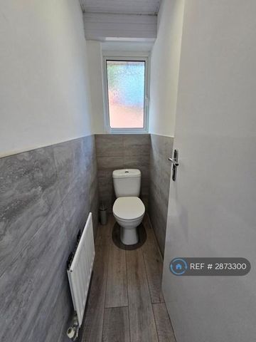 4 bedroom detached house to rent - Photo 5