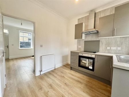 2 bedroom end of terrace house to rent - Photo 4