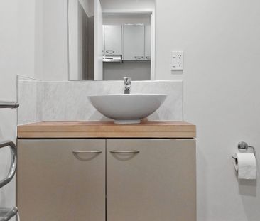 Tidy one bedroom cbd apartment. - Photo 6