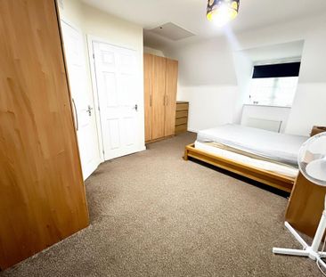 4 bedroom semi-detached house to rent - Photo 5