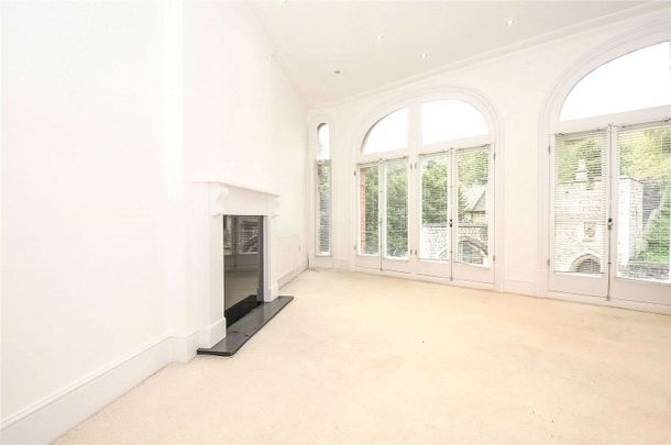 A recently redecorated first/second floor one double bedroom split level apartment situated in central Windsor. - Photo 1