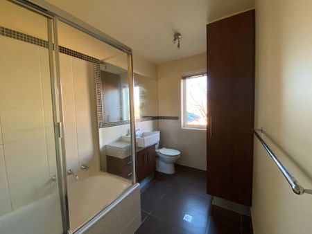 Convenientlly Located Apartment - Photo 3