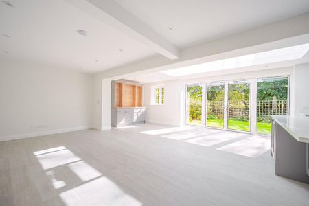 4 bedroom detached house to rent - Photo 2