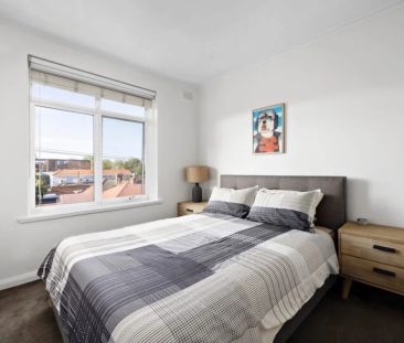 Top-Floor Spacious Apartment with New Carpets & Aircon. Prime Richm... - Photo 2