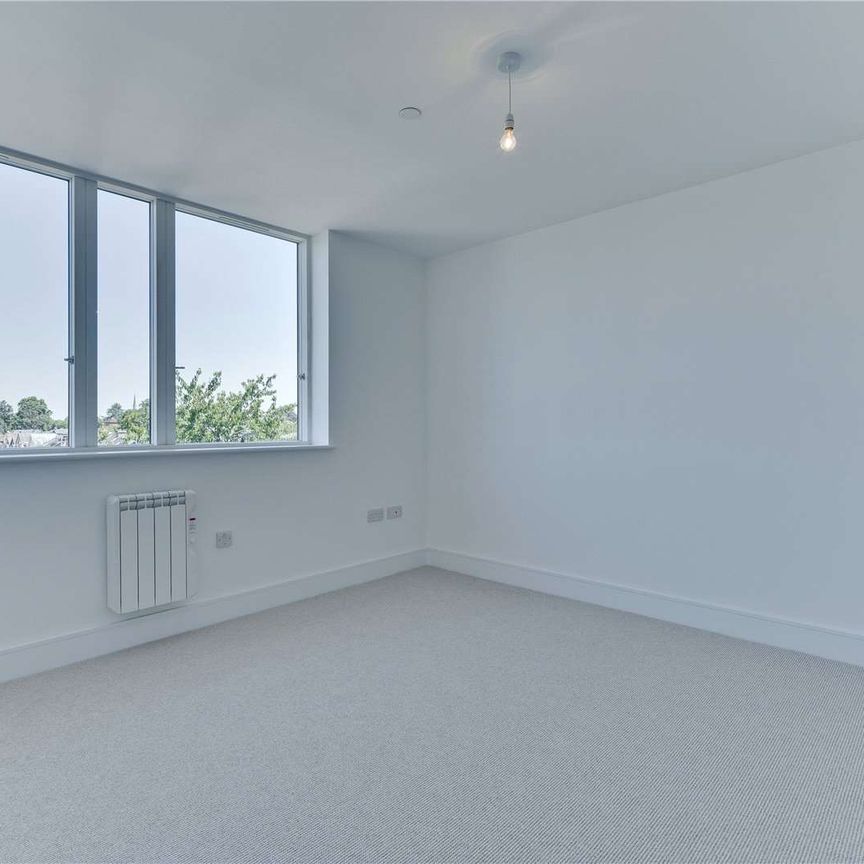 Executive apartment within a landmark development, comprising; 2 bedrooms, 1 bathroom, impressive kitchen/reception room - Photo 1