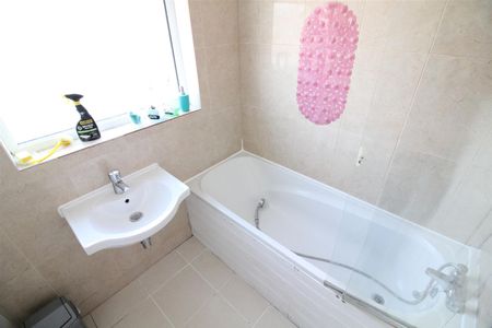 Meadow Road, Feltham - Photo 5