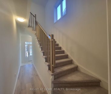 Detached Home For Lease | S8128512 - Photo 2