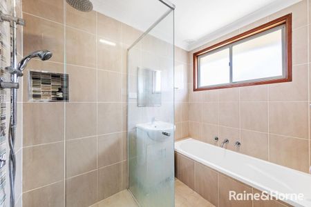 BEAUTIFUL VILLA IN THE HEART OF INGLEBURN READY TO BE YOURS! - Photo 4