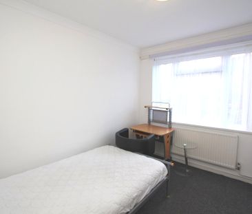 STUDENT Five Bedroom Maisonette – Surbiton (Tolworth Broadway, KT6) - Photo 2