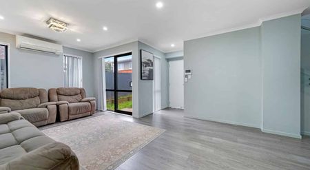 199D Whitney St - Near New- 3 Bedroom Townhouses - Photo 4