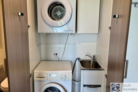 Top-Floor Apartment with Stunning City Views! - Photo 2