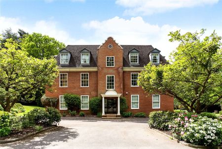 A spacious 2nd floor apartment with three bedrooms, a rooftop courtyard, and set in beautifully maintained grounds in Sunningdale. - Photo 5