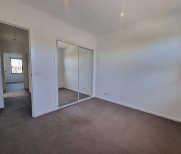 3 Bedroom Townhouse Walk to Westall Station - Photo 5