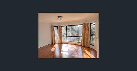 Spacious 5-Bed House with Pool in Sunnybank - Photo 3