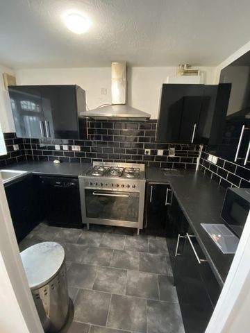 3 bedroom semi-detached house to rent - Photo 4