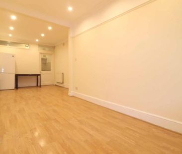 1 bedroom in a flat share to rent - Photo 3