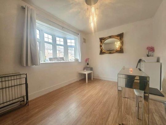 Eaton Close, Stanmore, HA7 - Photo 1