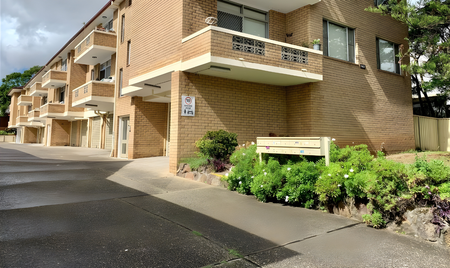Spacious 3-Bedroom Apartment with Modern Kitchen & Lock-Up Garage in Prime Dulwich Hill - Photo 3