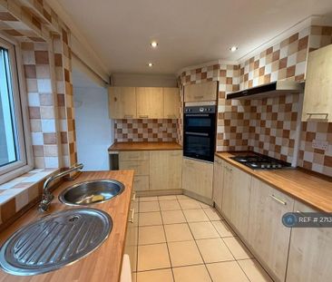 3 bedroom semi-detached house to rent - Photo 5