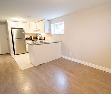 **SPACIOUS** 3 BEDROOM LOWER APARTMENT IN ST CATHARINES!! - Photo 6