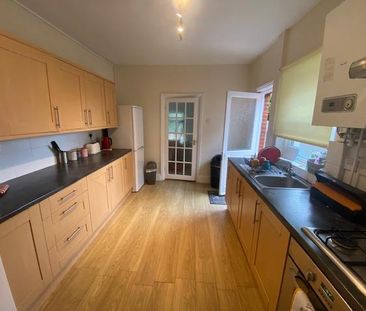 4 bedroom semi-detached house to rent - Photo 6