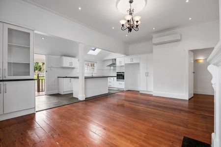 Generous Home Near Cornwall Park - Photo 4