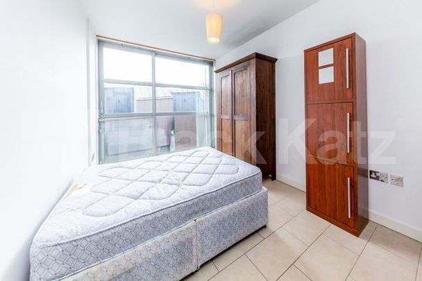 A beautiful Split level 1 bedroom with terrace in the heart of Angel - Photo 1