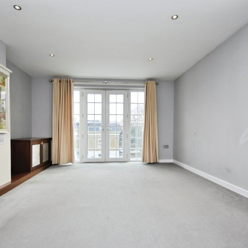 Flat to rent - Tweedy Road, Bromley, BR1 - Photo 1