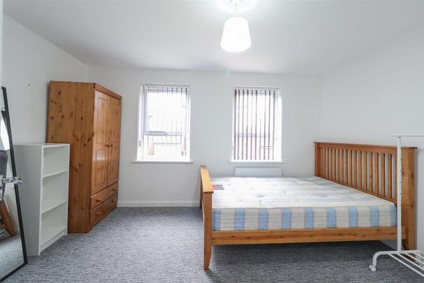 4 bedroom terraced house to rent - Photo 1