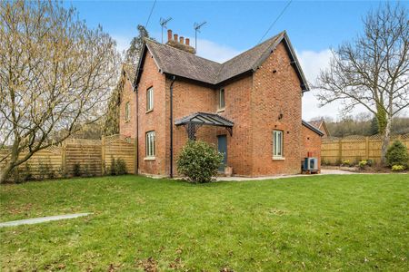 A beautifully presented home set within the grounds of Grade I listed Barrow Green Court. - Photo 4