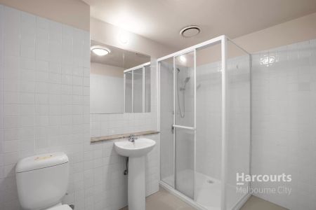 Light, Bright & Spacious Two Bedroom Apartment - Furnished! - Photo 5