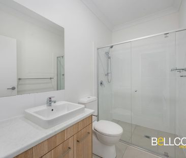 Luxurious family home designed for easy living and entertainment! - Photo 6